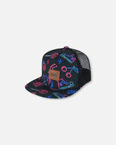 Casquette imprimée noire avec éléments bleus et roses
