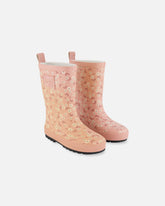 Bottes de pluie imprimées à petites fleurs blanches sur fond rose pâle